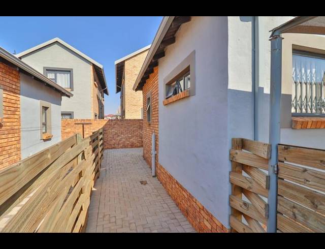 2 BEDROOM TOWNHOUSE FOR SALE IN CLARINA